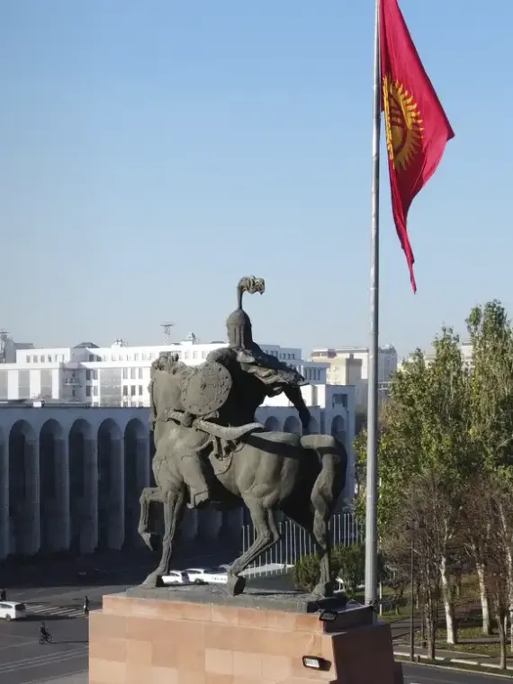 Памятник Манасу и государственный флаг Кыргызстана на площади Ала-Тоо