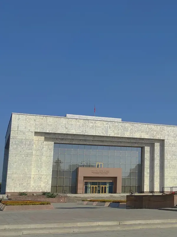 Главный фасад Национального исторического музея на площади Ала-Тоо