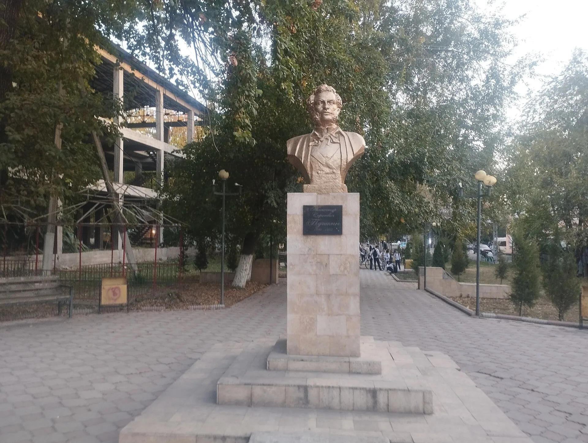 Бюст Пушкина в зелёном сквере Манаса