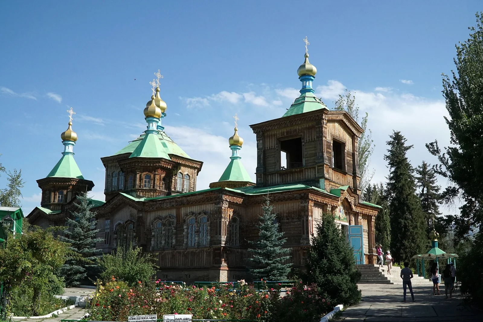 Деревянный Свято-Троицкий собор с зелёными главами в Караколе