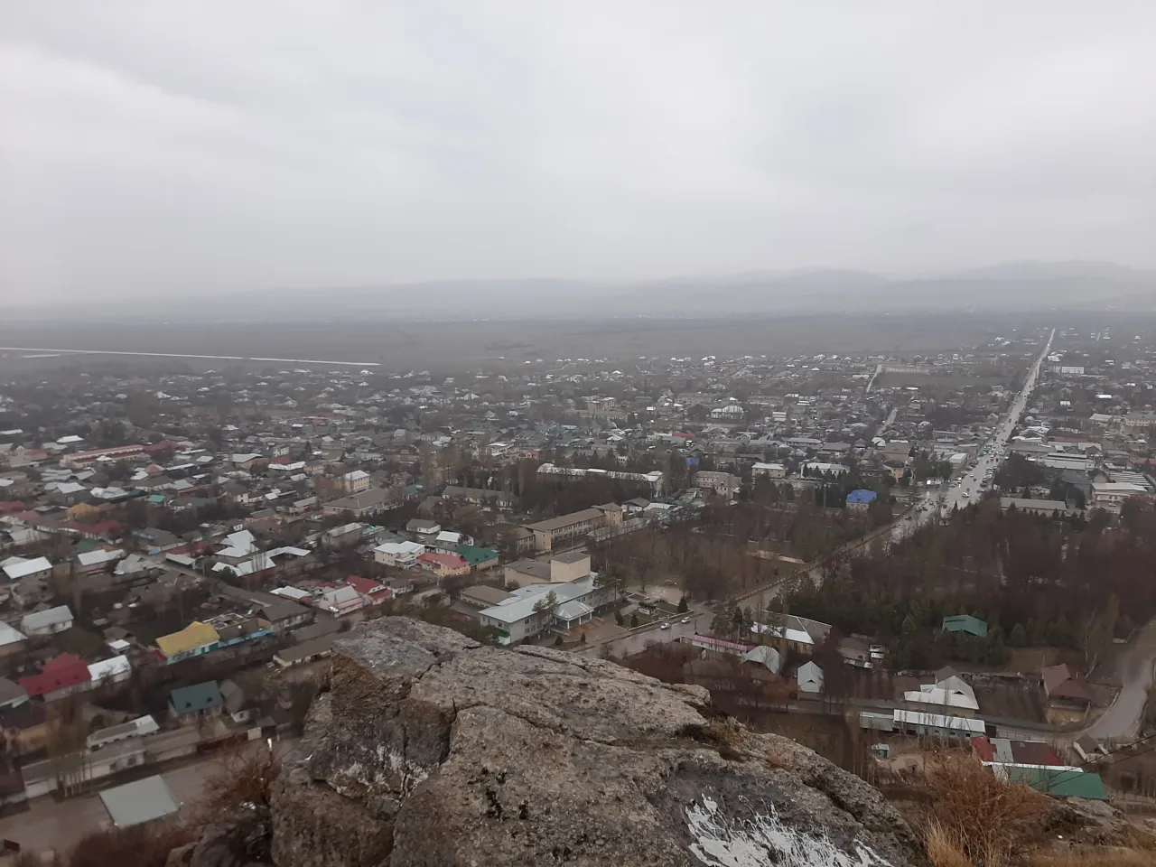 Панорама Кербена с невысокими домами, улицами и холмами