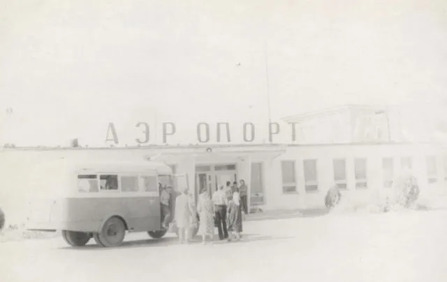 Историческое здание аэропорта Кызыл-Кии и автобус у входа