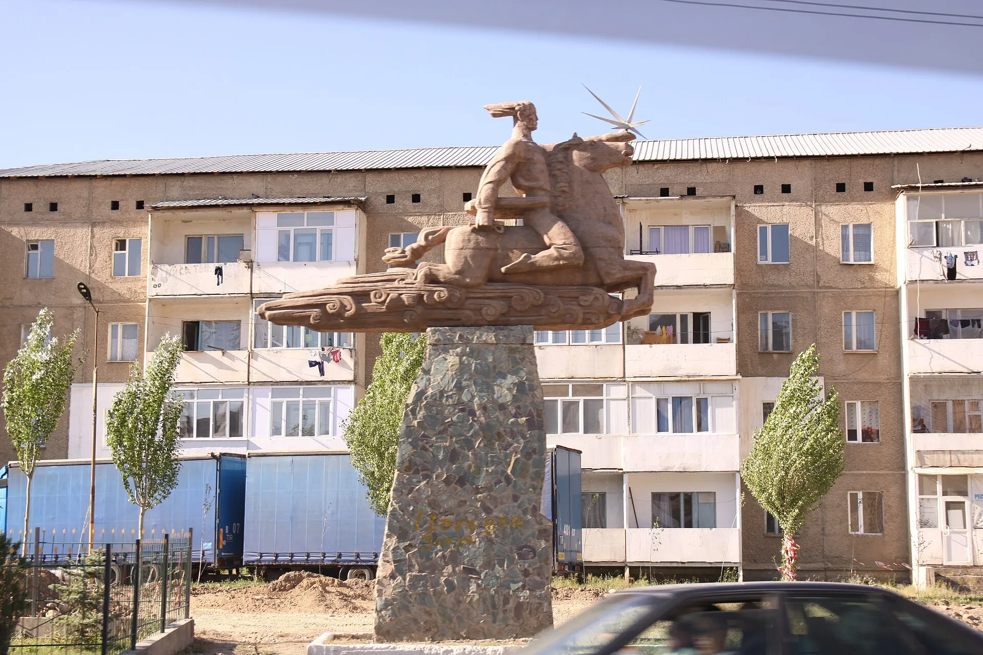 Памятник молодому поколению на фоне гор в Нарыне