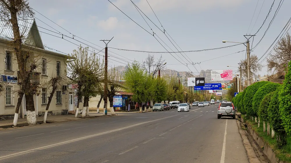 Улица Курманжан Датки в Оше и Сулайман-Тоо на горизонте