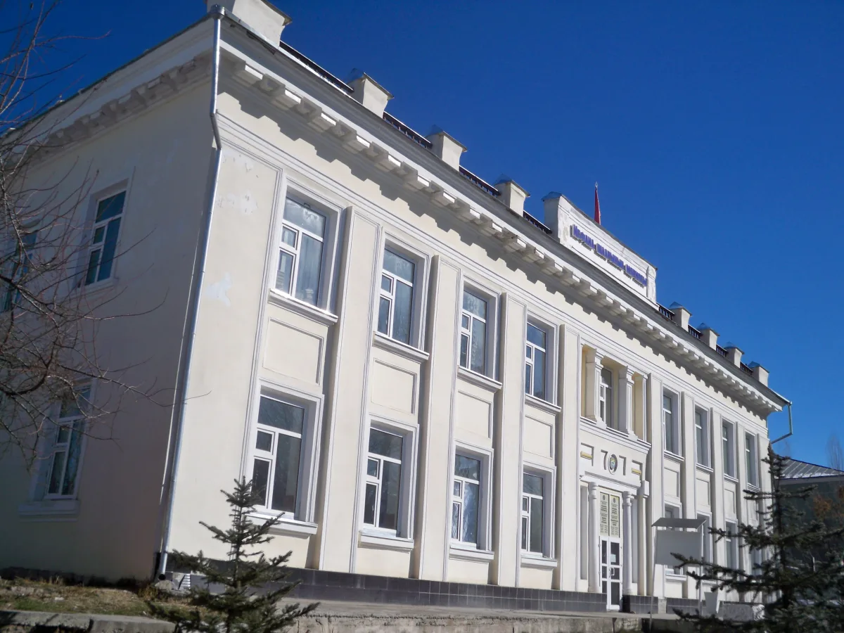 Светлое здание мэрии Раззакова под синим небом