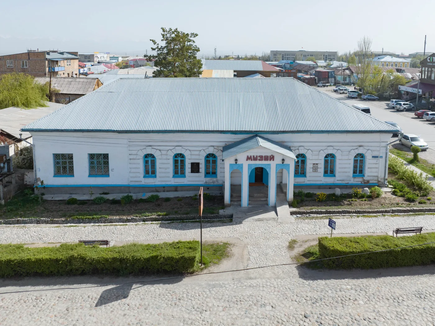 Историческое здание музея и городские кварталы Каракола с высоты до реконструкции