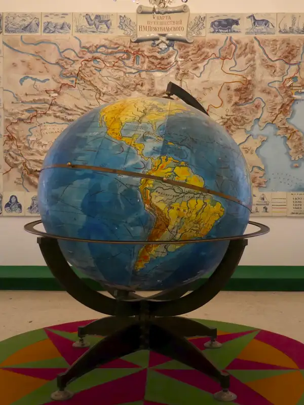 Глобус и керамическая карта