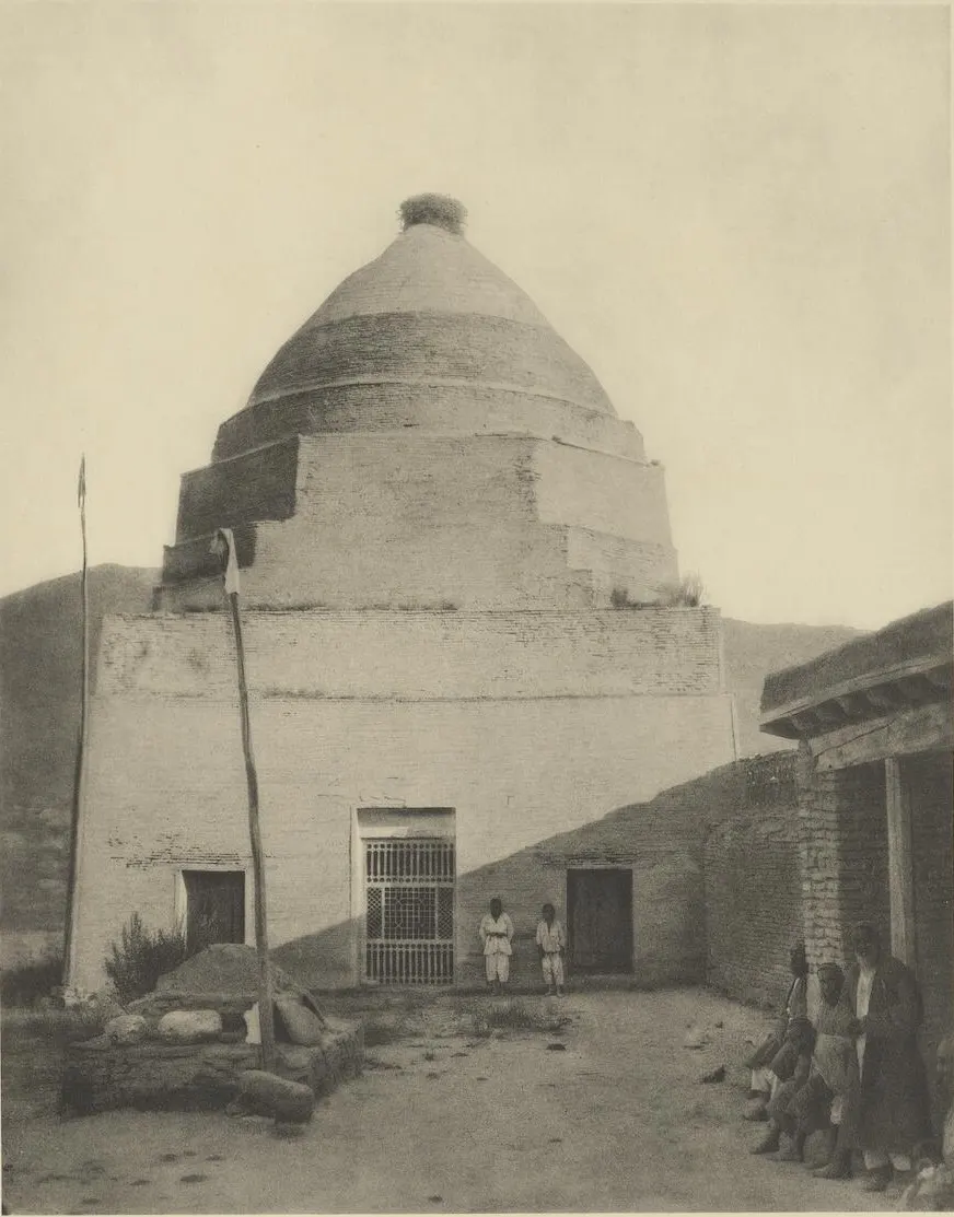Mausolée de Shah-Fazil dans la cour du complexe de Safed-Bulan en 1924