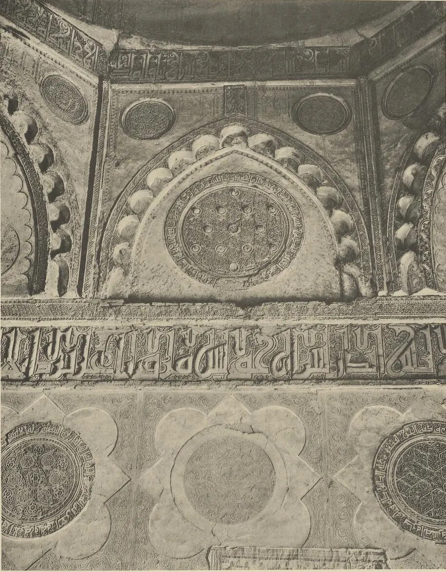 Décor de stuc sculpté et inscriptions dans le mausolée de Shah-Fazil en 1924