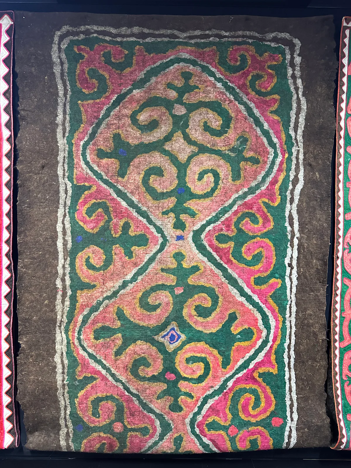 Вертикальный ала кийиз с цветным рисунком, свалянным вместе с основой