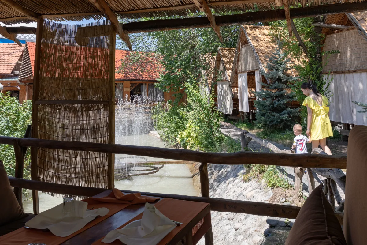 Pavillons d’été et fontaine dans la cour de l’ethnocomplexe Supara