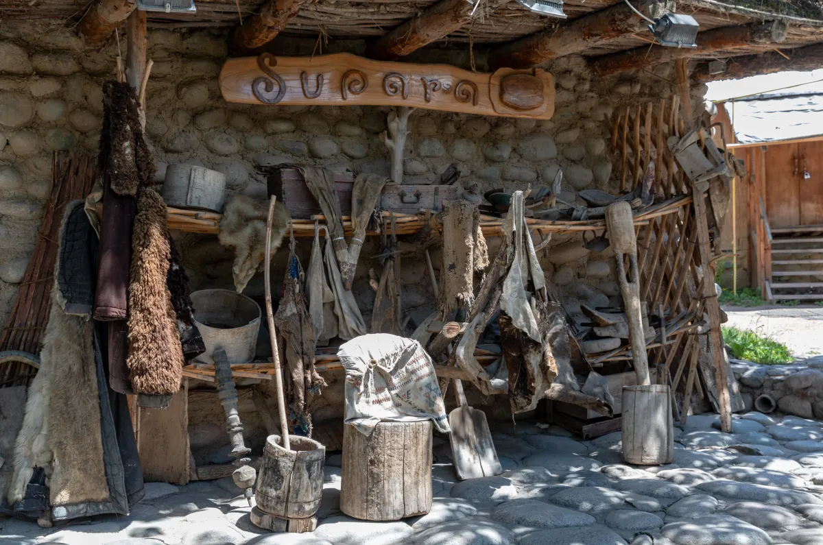 Ensemble d’objets domestiques en bois et en cuir dans le musée de Supara