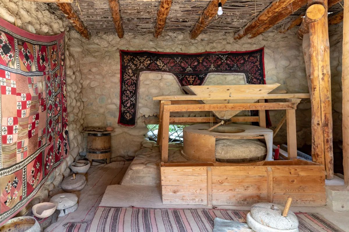 Moulin de pierre et textiles dans la partie muséale de Supara