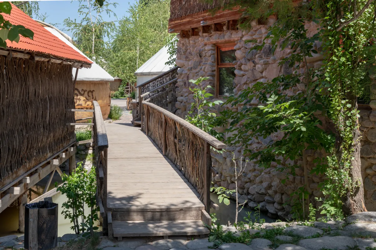 Passage en bois entre les constructions de pierre et de vannerie de Supara