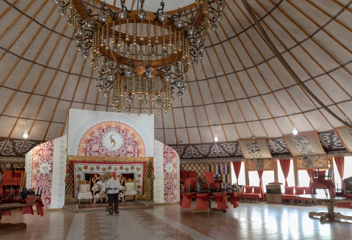 Intérieur d’une grande salle de restaurant inspirée d’une yourte à Supara