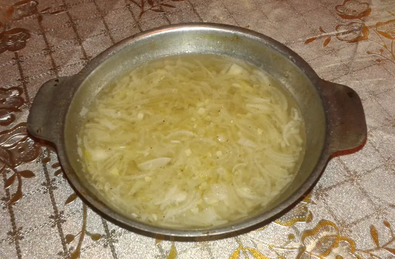 Çık sosu için yağlı et suyunda ısıtılan ince doğranmış kuru soğan
