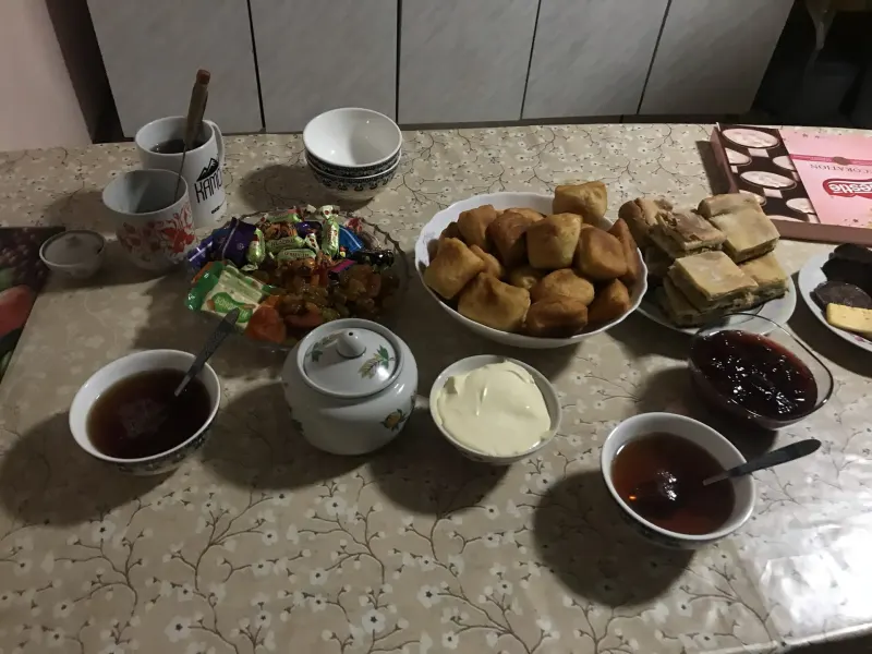 Astrahan bölgesinde çay, kaymak ve ekmeklerle sunulan Kazak baursağı