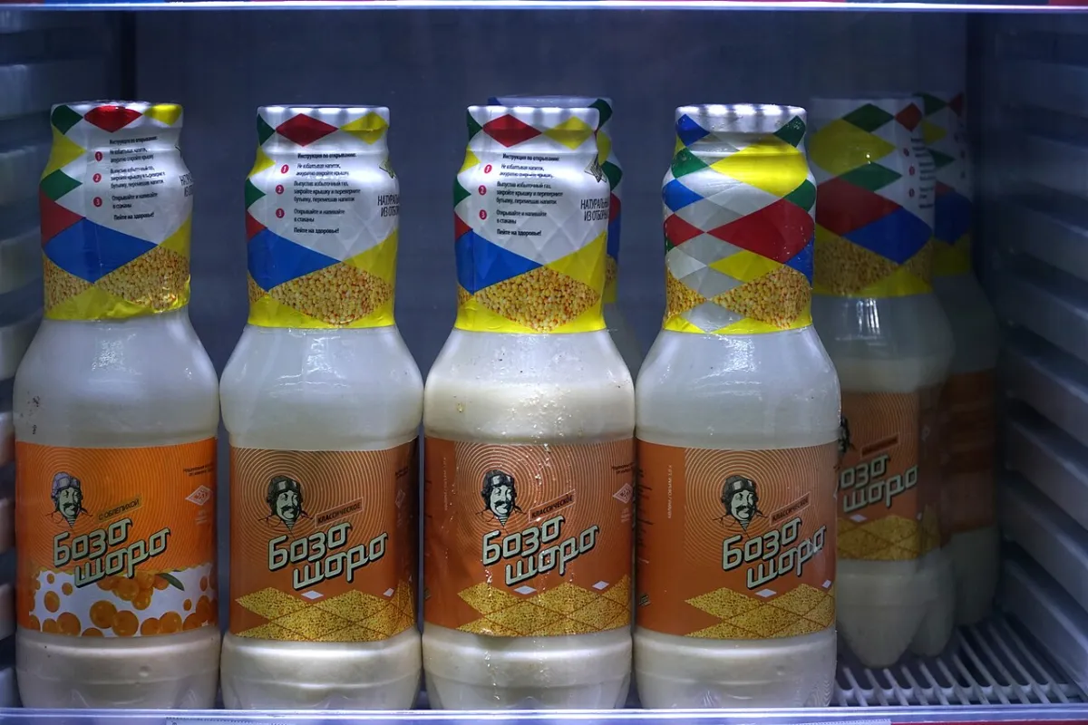 Bouteilles de Bozo Shoro conservées dans une vitrine réfrigérée à Karakol