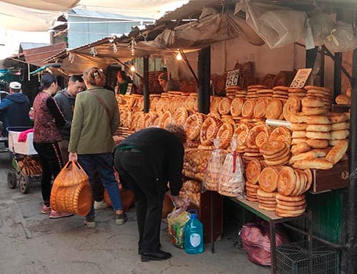 Тандырные лепешки на Ошском рынке