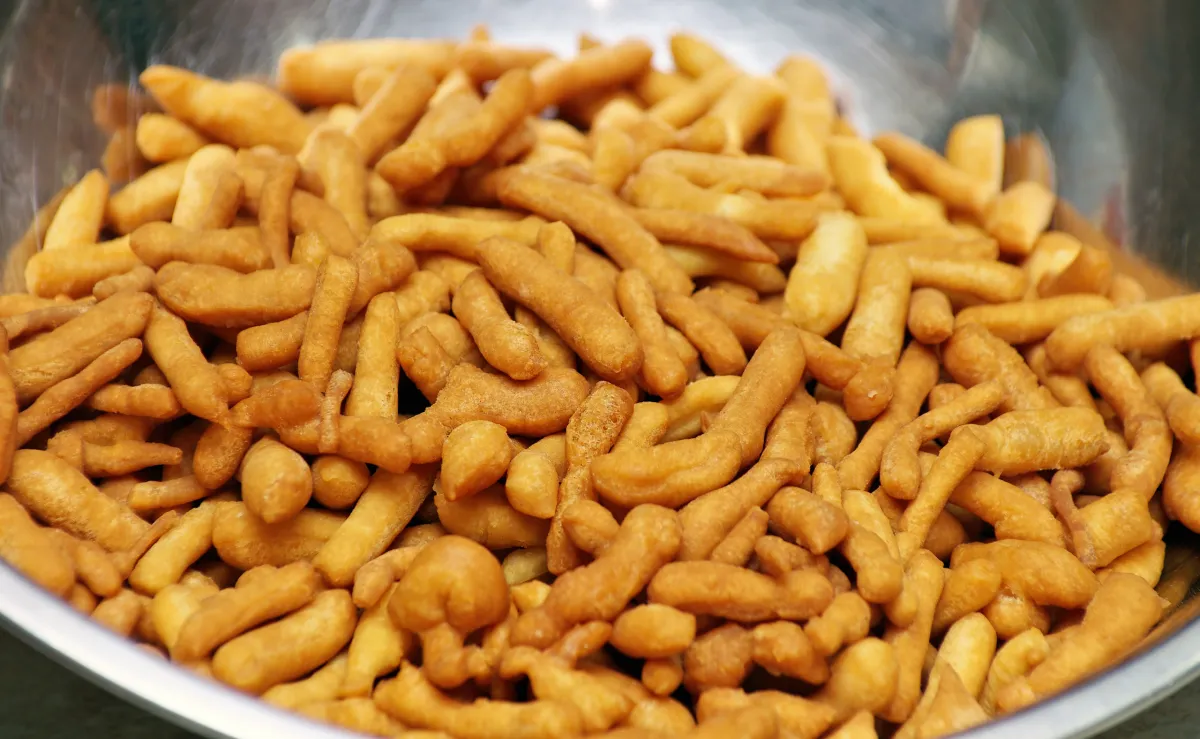 Morceaux de pâte frits réunis dans un saladier