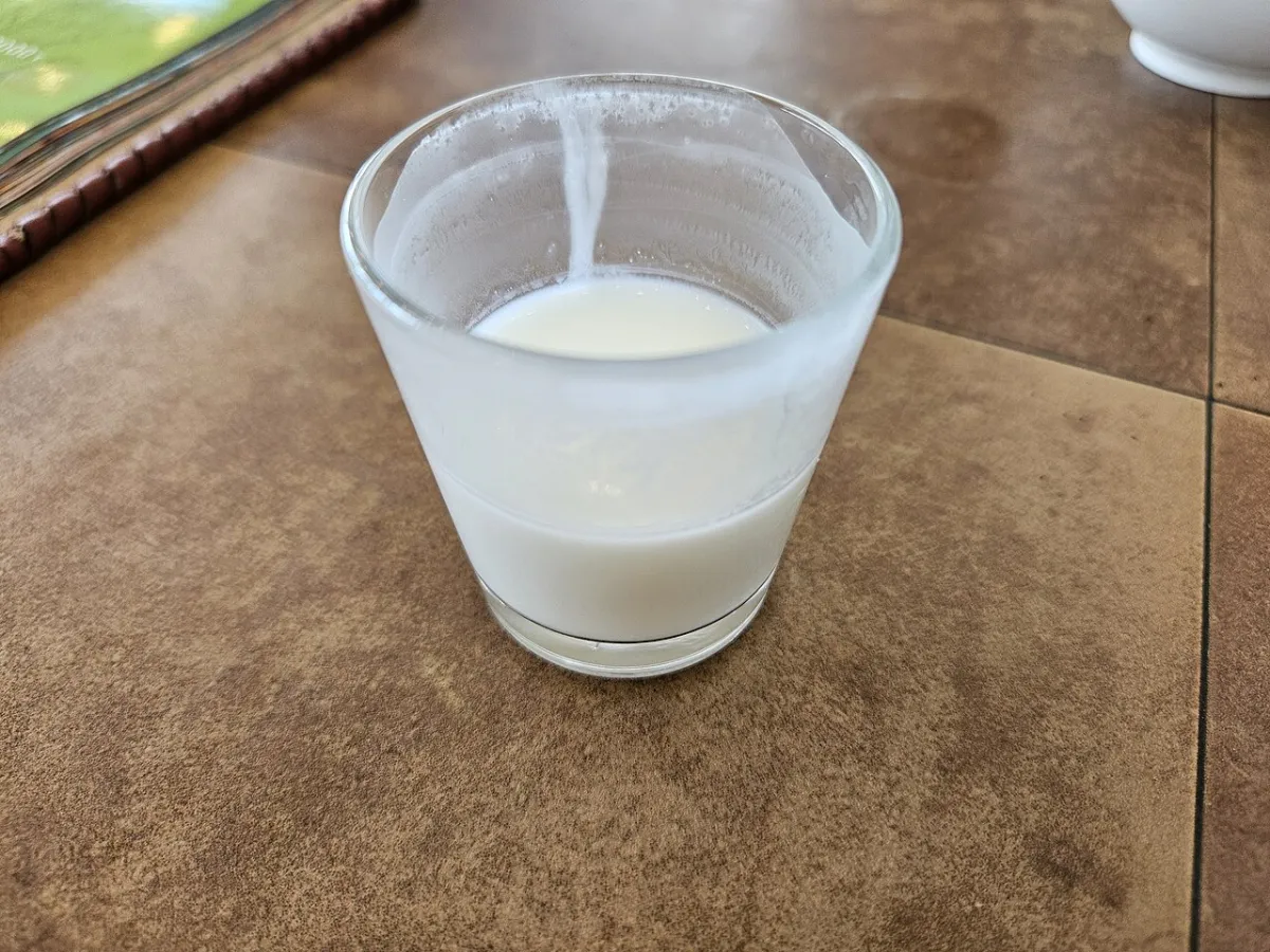 Verre de chalap posé sur une table à Astana, au Kazakhstan