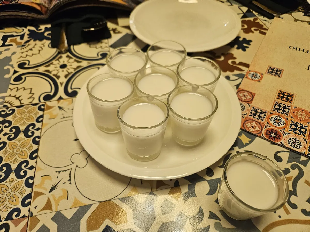 Petits verres de chalap disposés sur un plateau dans une maison de thé à Almaty, au Kazakhstan