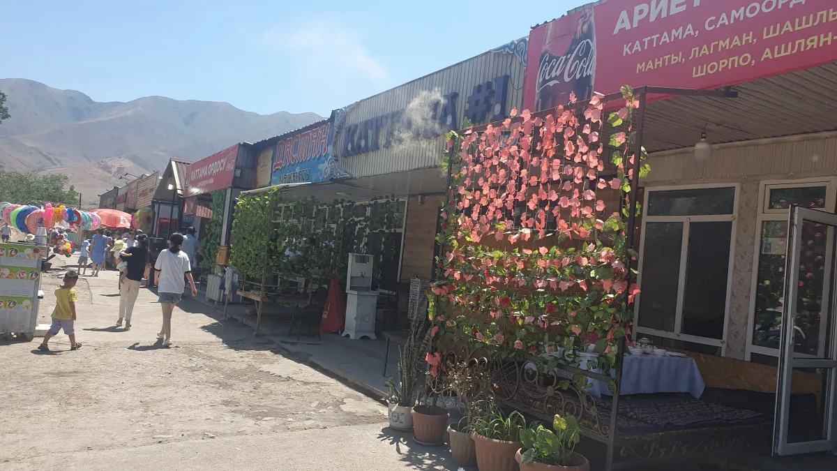Çuy bölgesindeki Çolok köyünde kattama tabelalı yol kenarı lokantaları