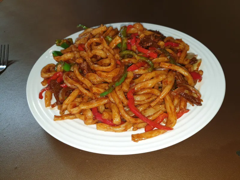 Laghman ouïghour aux nouilles étirées avec viande, poivron et herbes