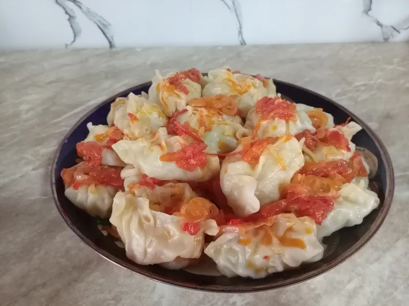Des manty ouïghours sont servis avec une sauce rouge