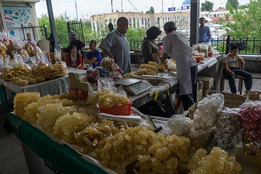 Étal de gros morceaux de navat au marché Chorsu de Tachkent