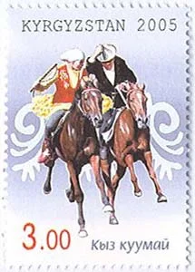 Почтовая марка Кыргызстана 2005 года с двумя всадниками в игре кыз куумай