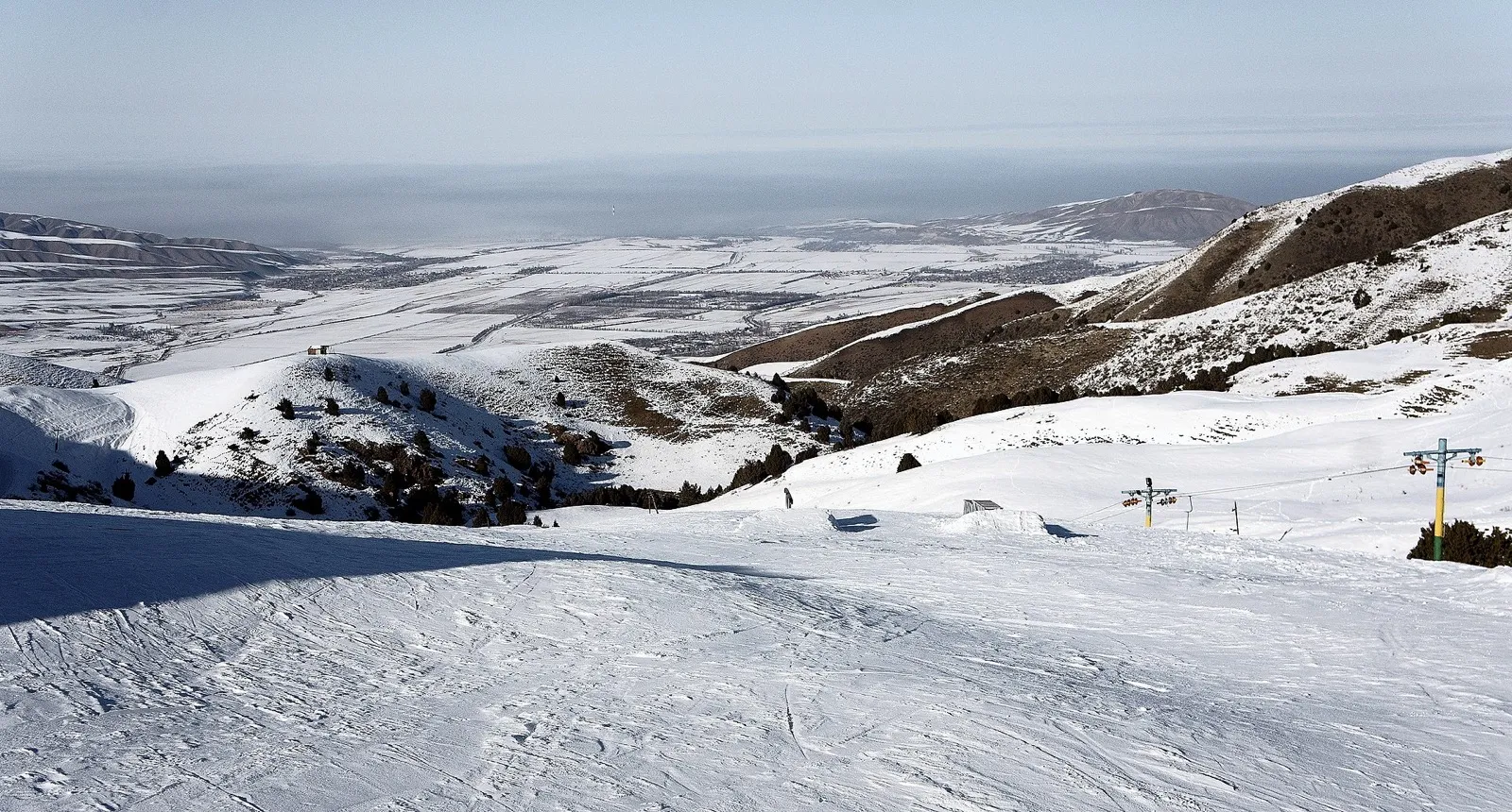 Skieur descendant une pente enneigée à Orouu-Sai dans le secteur d’Ala-Archa