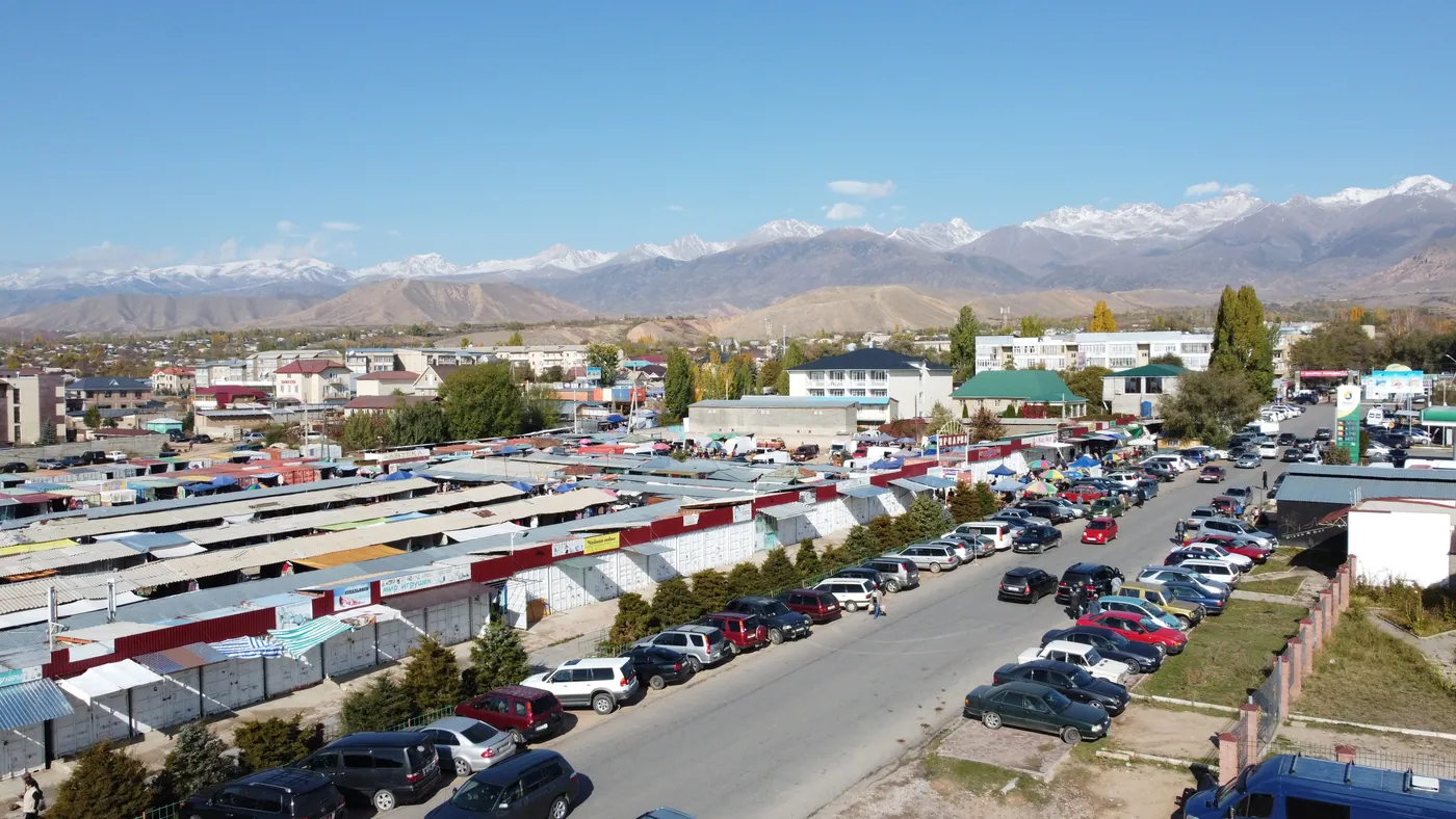 Vue aérienne du marché de Bosteri et de ses rangées au bord de la route principale