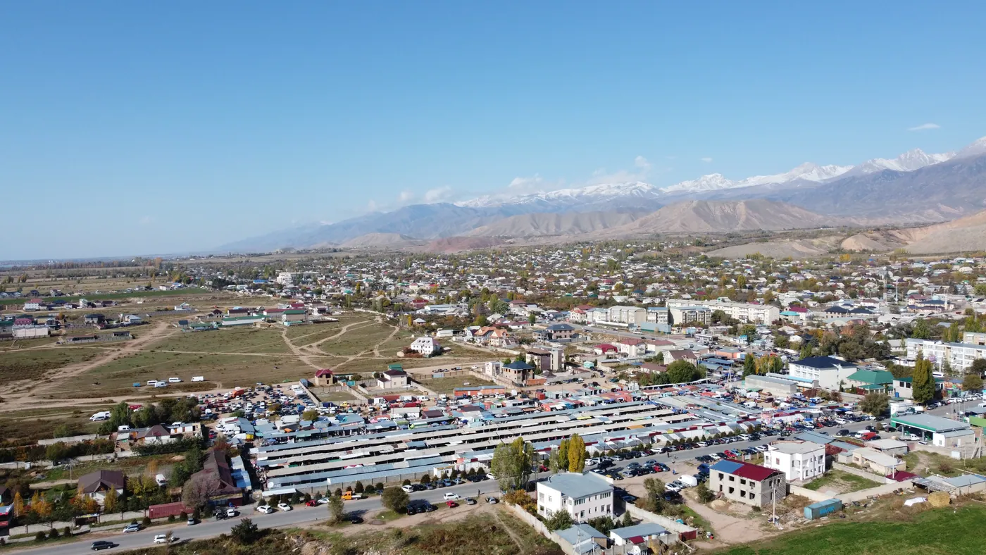 Vue d’ensemble du village de Bosteri, du marché et du Kungey Ala-Too