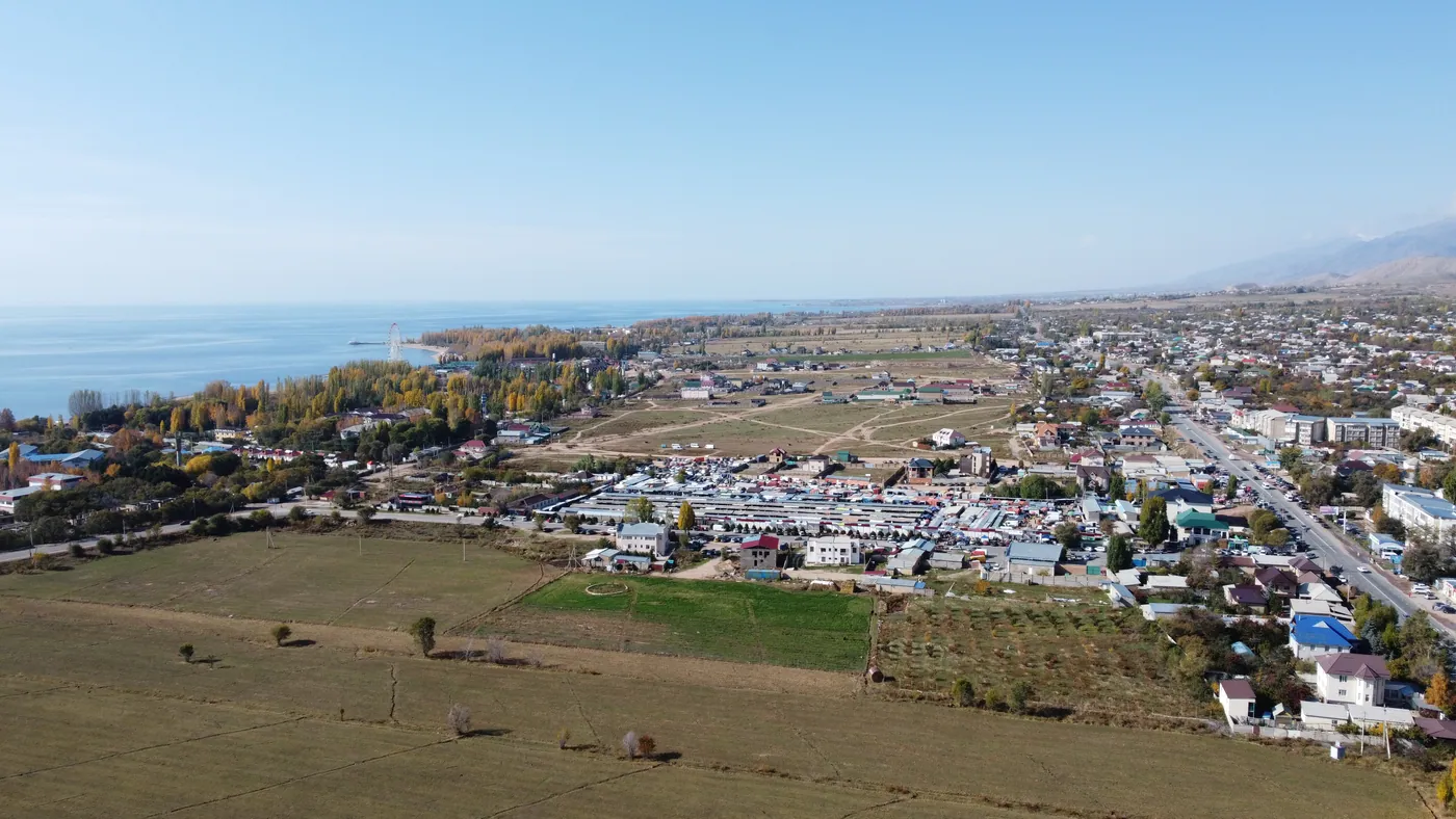 Issyk-Koul, le village de Bosteri et son marché vus du ciel