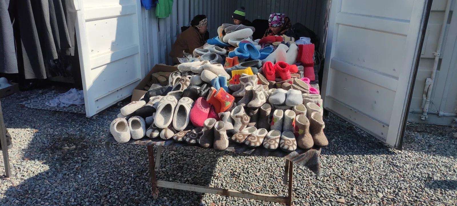 Chaussons et bottillons souples en feutre exposés au marché de Bosteri