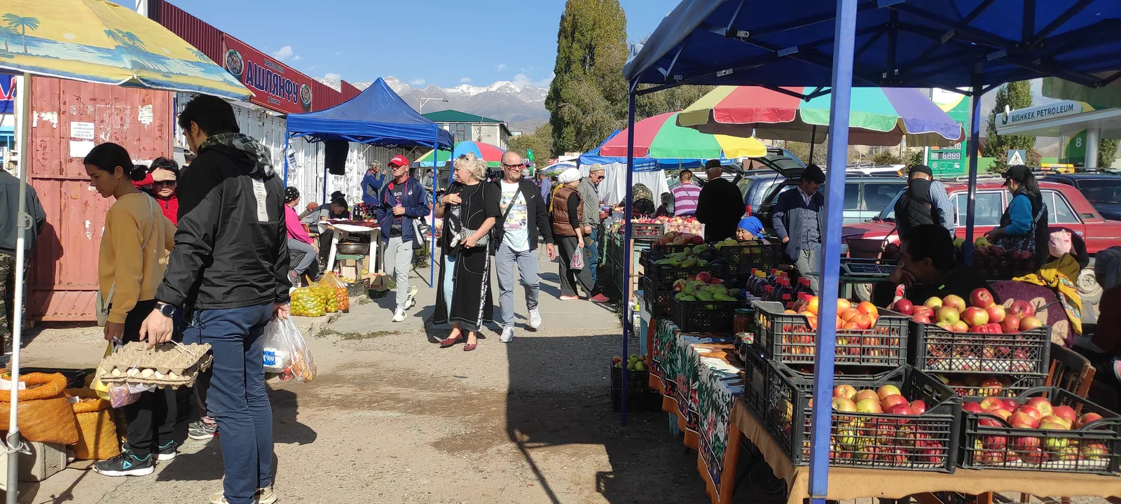 Pommes, légumes et œufs dans une rangée alimentaire en plein air au marché de Bosteri