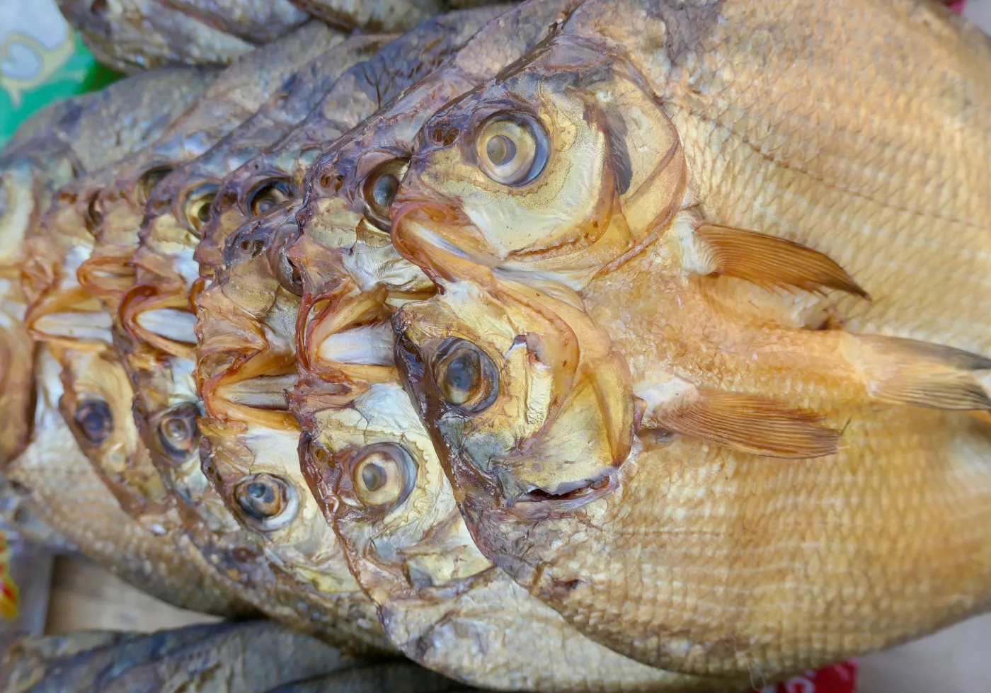 Poissons séchés présentés sur un étal du marché Slaviansky à Karakol