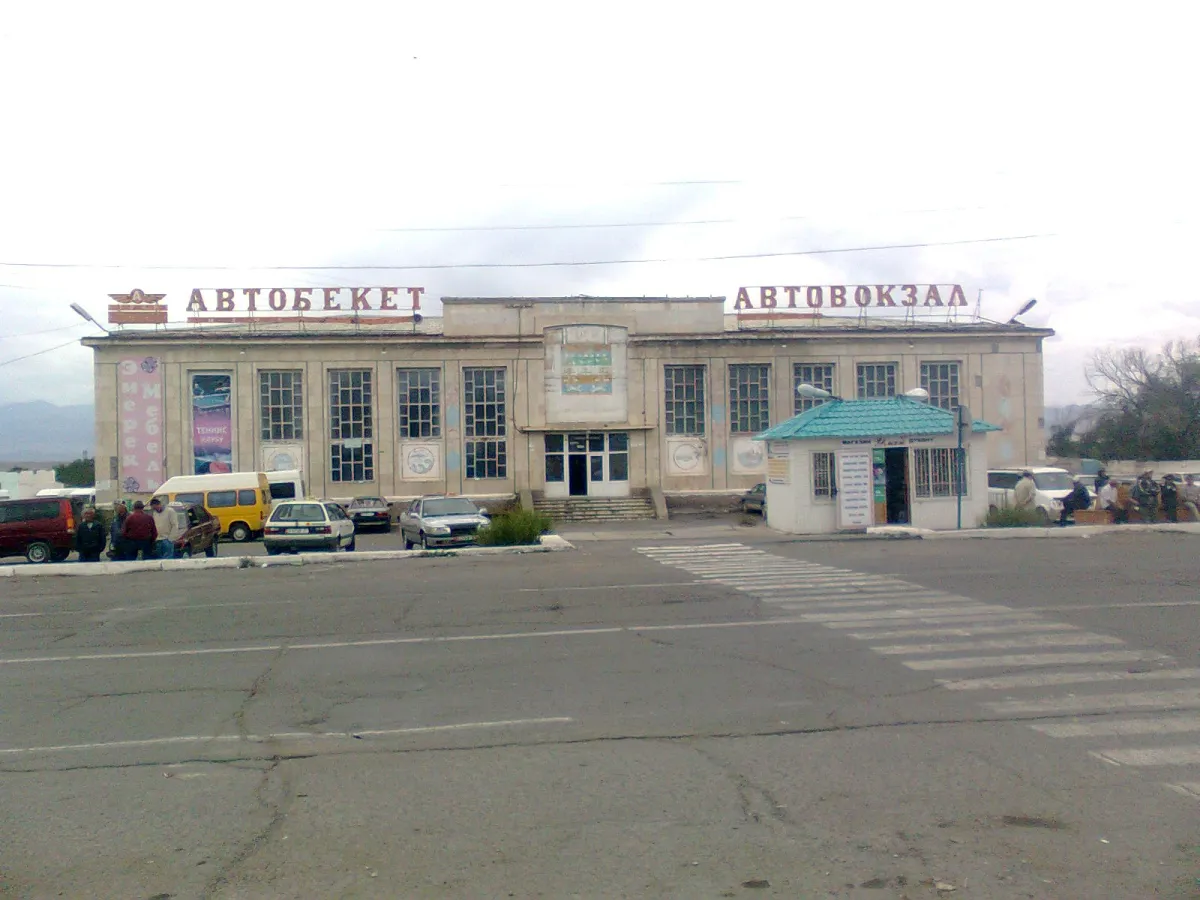 Gare routière de Balykchy avec des enseignes en kirghize et en russe