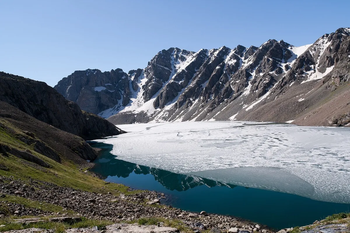 Ala-Koul encore partiellement couvert de glace au début de l’été
