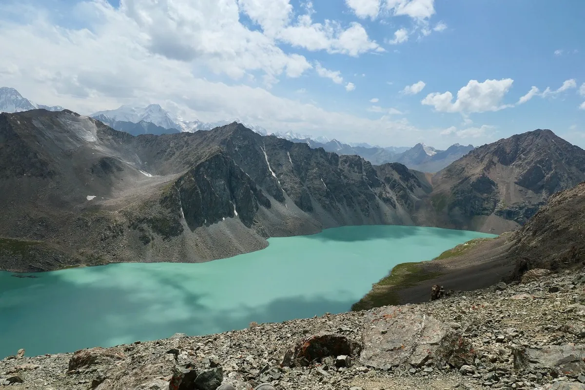 Lac turquoise aperçu pendant le trek de plusieurs jours