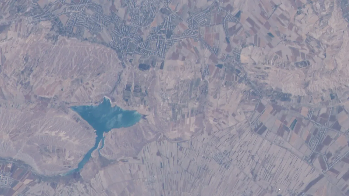 Réservoir d’Andijan et terres irriguées de la vallée de Ferghana vus depuis l’orbite