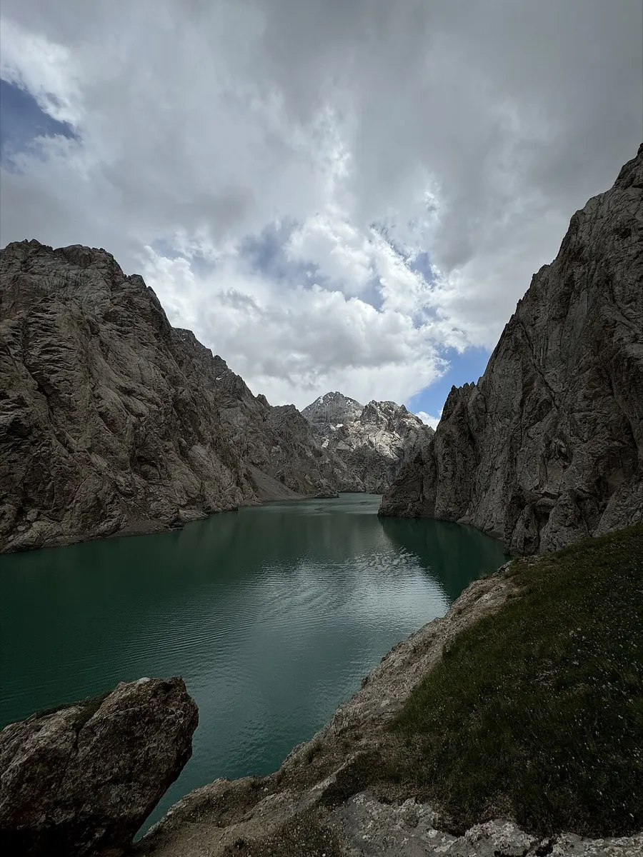Lac allongé entre les falaises abruptes de Kel-Suu