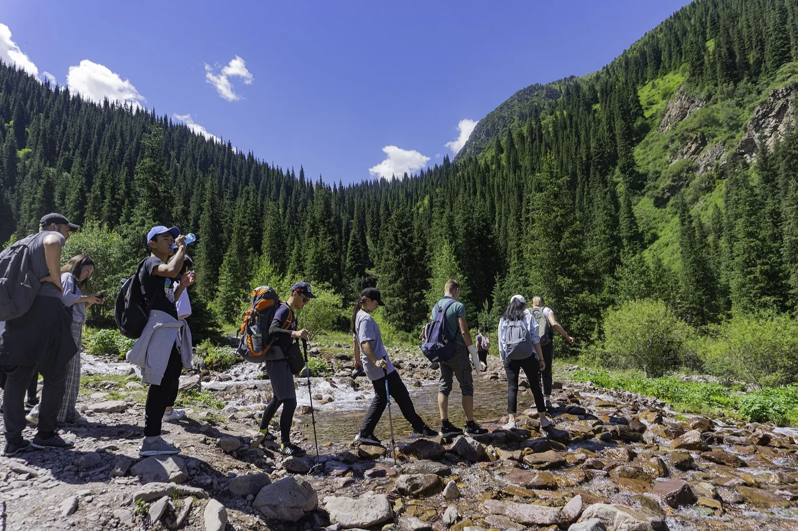 Voyageurs avançant sur un sentier pierreux dans les gorges de Kegety