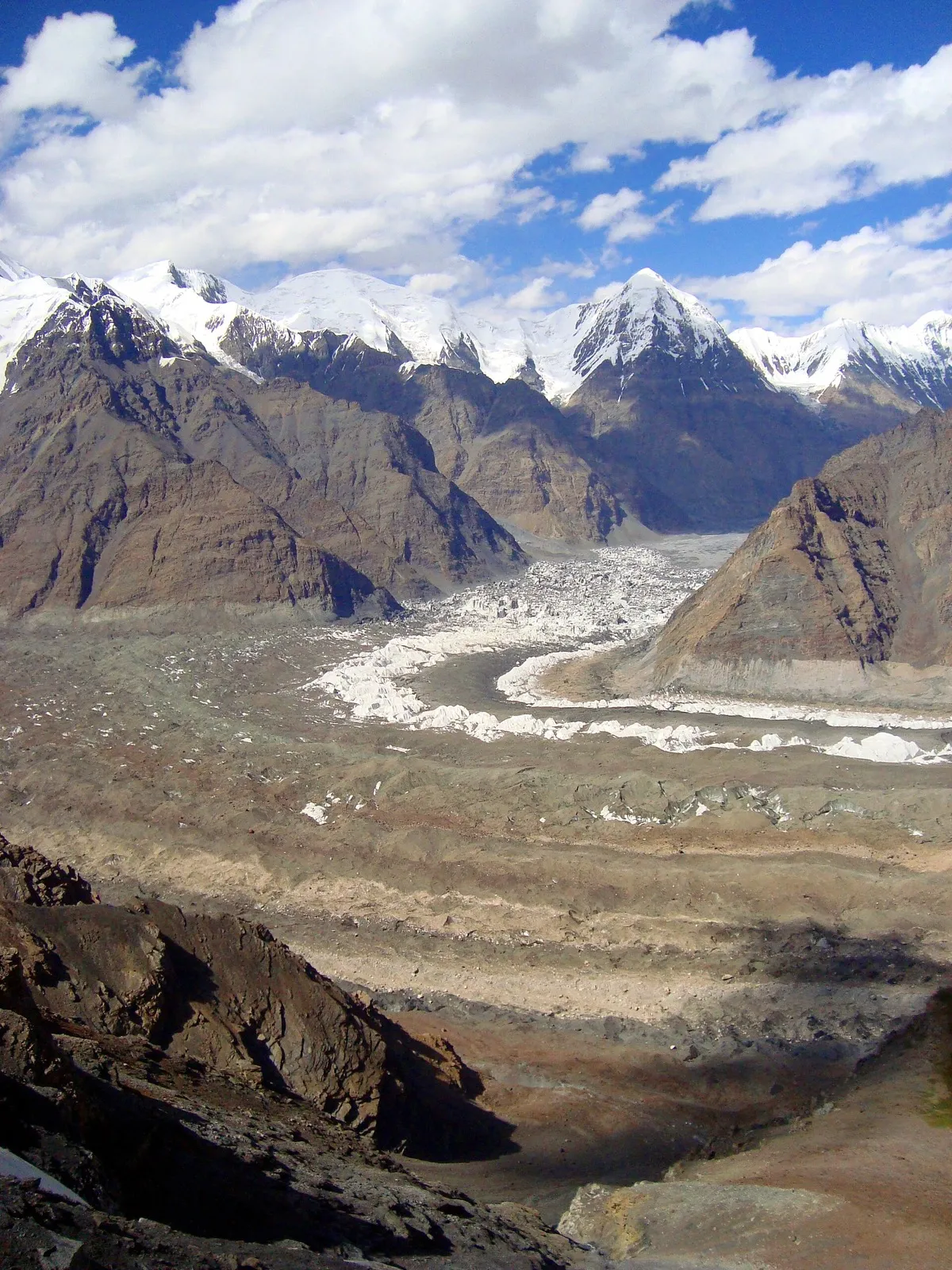 Bassin vidé, blocs de glace et chenal après la vidange du lac Merzbacher