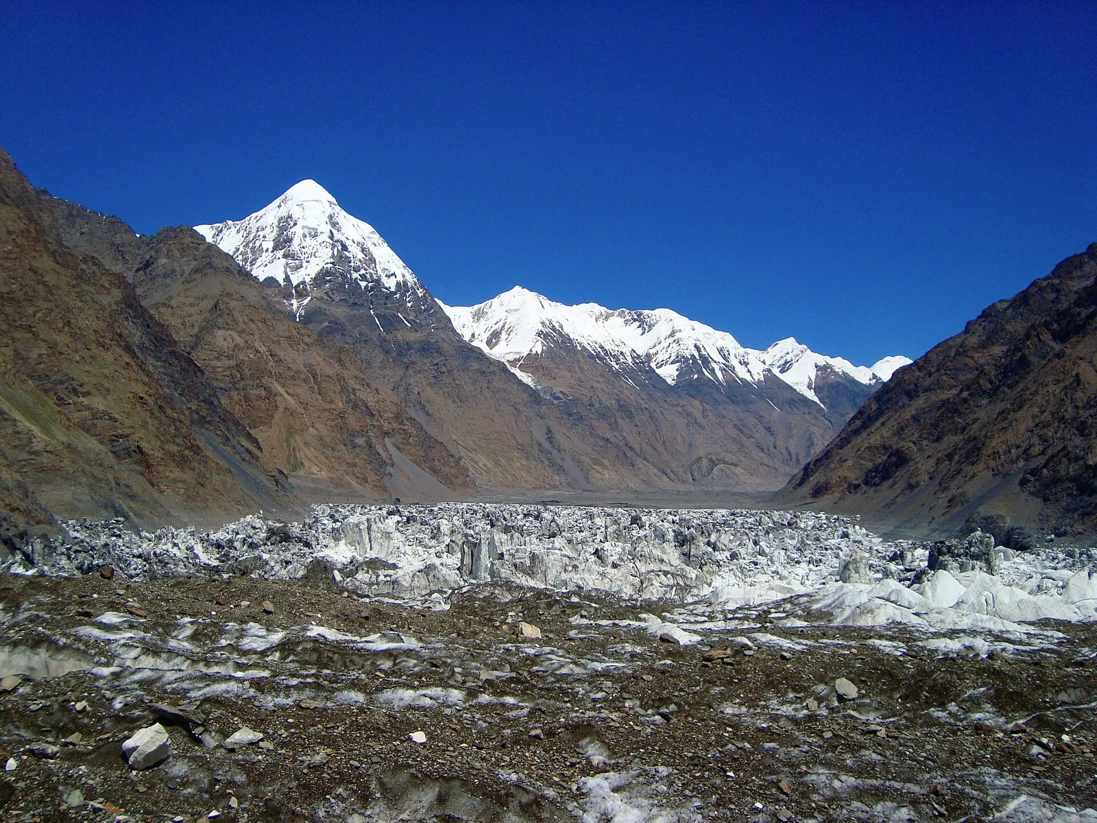 Accumulation de glace dans le bassin vide sous les sommets enneigés