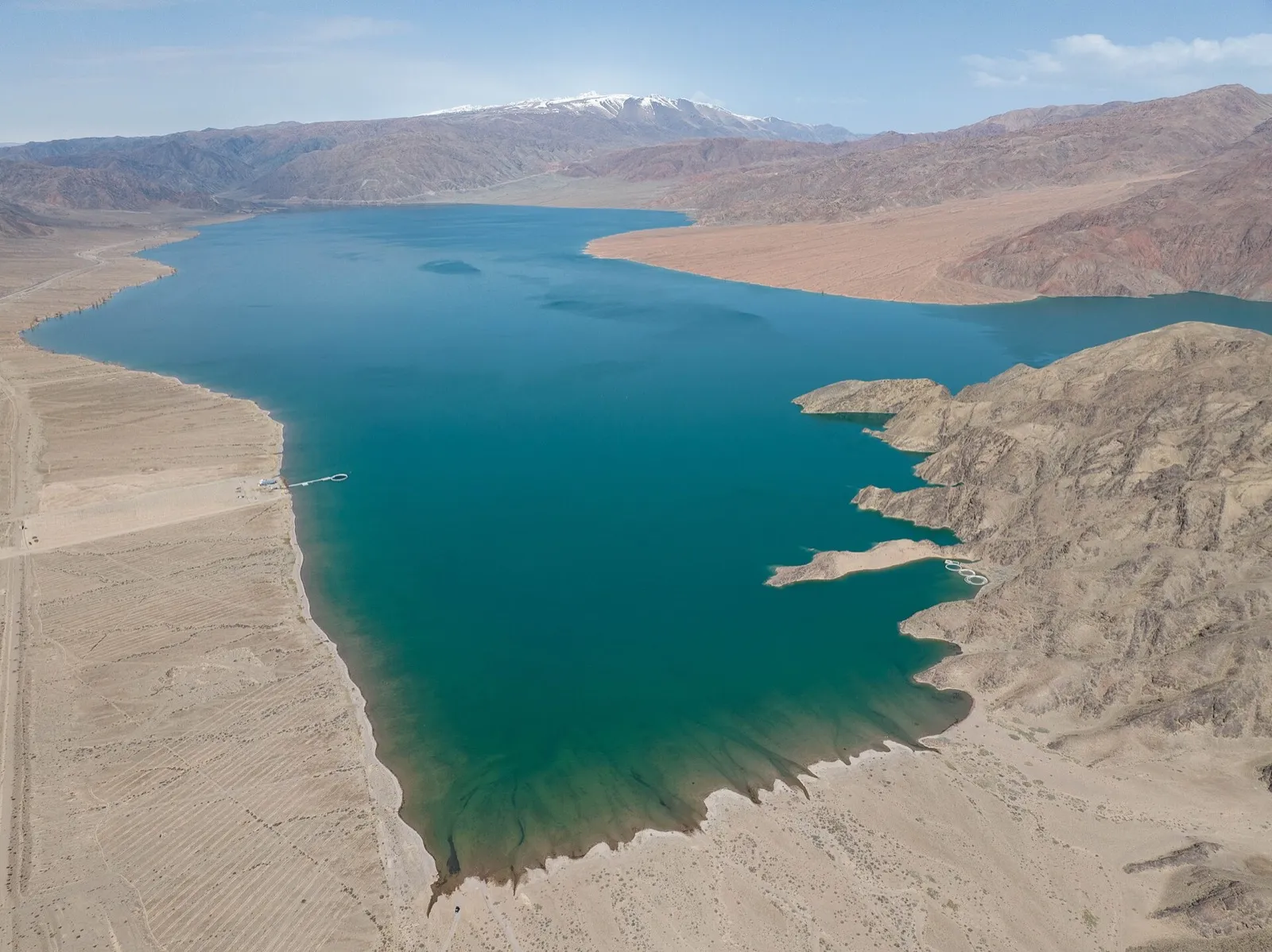 Vue aérienne de la rive découpée et des zones découvertes d’Orto-Tokoï