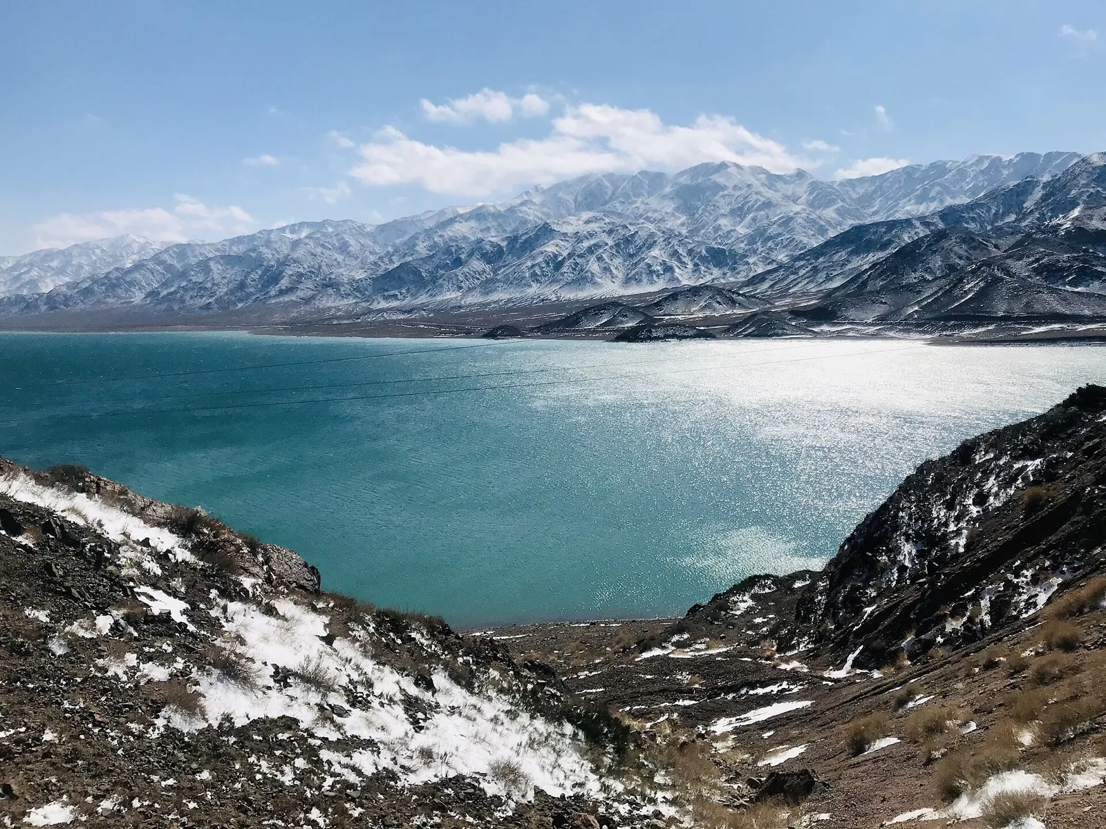 Eau turquoise et versants enneigés à Orto-Tokoï en hiver