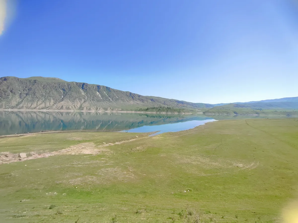 Rive verte de Papan et reflet de la crête