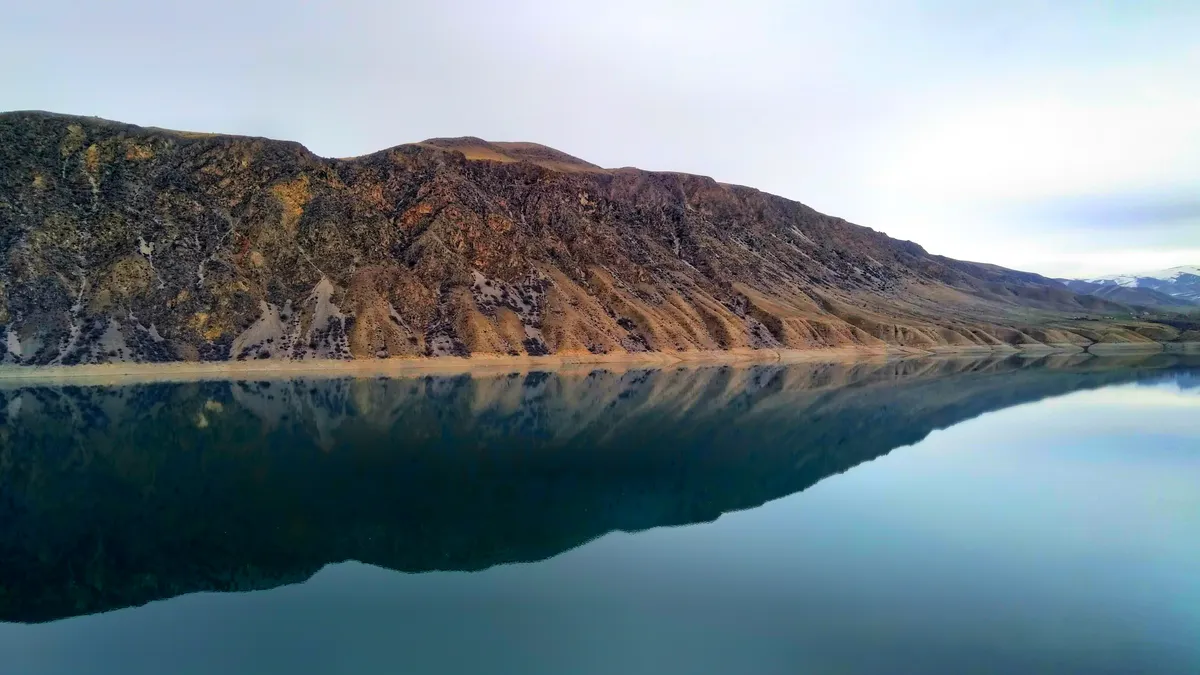Crête rocheuse reflétée dans les eaux calmes de Papan